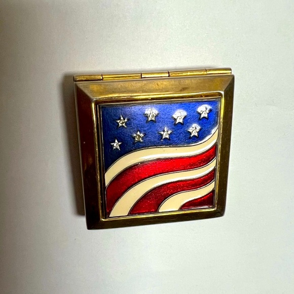 Vintage Estée Lauder ‘America The Beautiful’ Compact - Picture 9 of 13